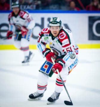 Frölundas Mats Rosseli Olsen med fokus på pucken med