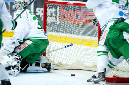 Rögles målvakt Oscar Dansk släpper in Modos Carl