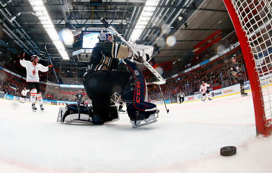 Linköpings målvakt Marcus Högberg deppar