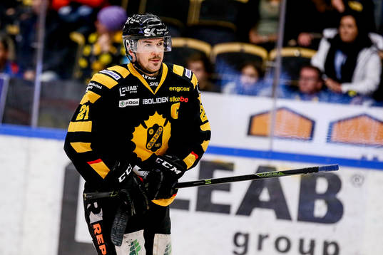 Skellefteås Jimmie Ericsson har skjutit sönder klubban