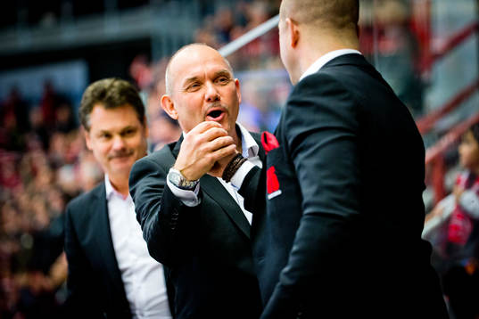 Örebros tränare Kent Johansson jublar med assisterande