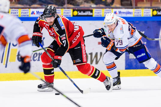 Luleås Jan Sandström jagas av Växjös Patrik Lundh