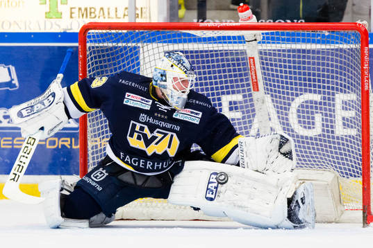 s målvakt Fredrik Pettersson-Wentzel räddar