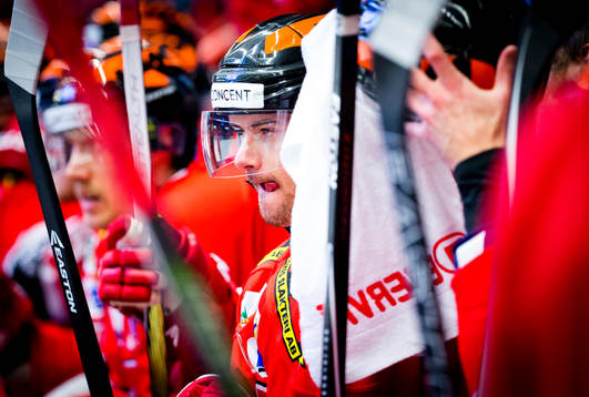 Örebros Jakub Petruzalek är petad och sitter på