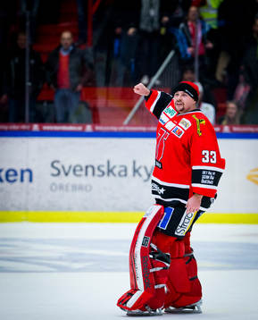 Örebros målvakt Julius Hudacek jublar med fansen