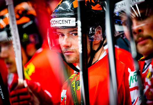 Örebros Jakub Petruzalek är petad och sitter på