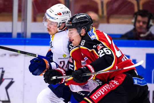 Luleås Anton Hedman tacklar Växjös Joakim Hillding