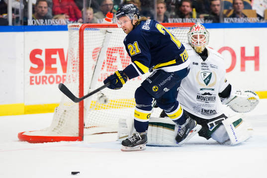 s Mattias Tedenby mot Färjestads målvakt Lars Haugen