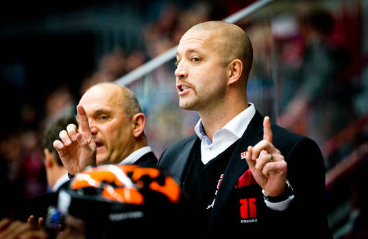Örebros assisterande tränare Johan Tornberg jublar