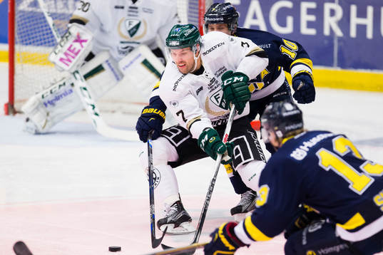 Färjestads Jonas Holös med pucken