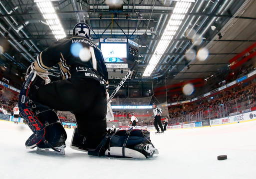 Linköpings målvakt Marcus Högberg deppar
