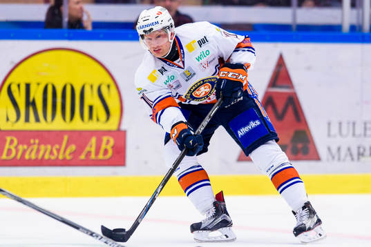 Växjös Richard Gynge med pucken