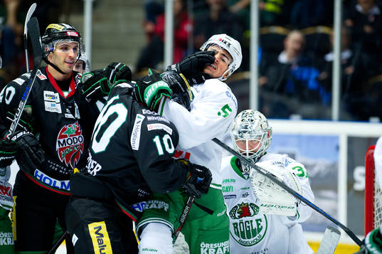 Modos Per-Åge Skröder och Rögles Alen Bibic slåss