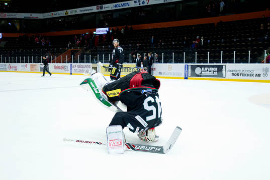 Modos målvakt Jonatan Bjurö gör en kullerbytta