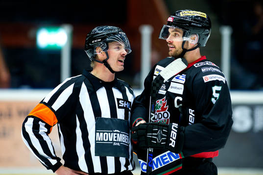 domaren Mikael Andersson och Modos Noah Welch