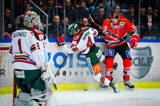 Örebros Marko Anttila tacklar Frölundas Jacob Larsson
