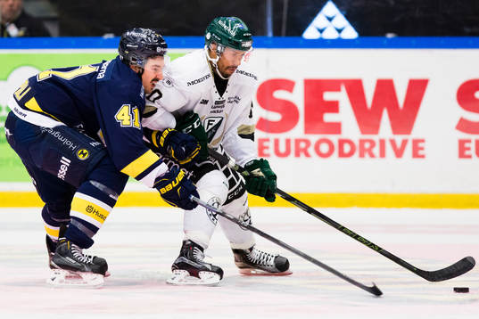 s Chris Campoli mot Färjestads Robbie Earl