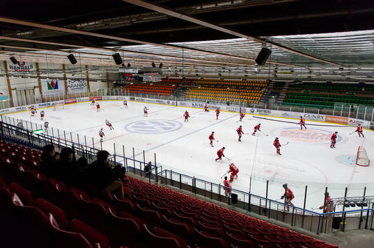 Lagen värmer upp före ishockeymatchen mellan Hanhals och