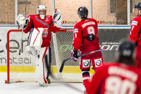 Hanhals målvakt Jonathan Lundin-Everlund jublar