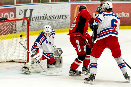 Hanhals Fredrik Johansson stöter in 4-1 bakom Hovås