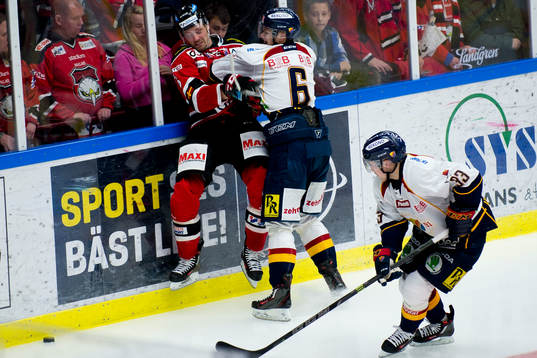 Djurgårdens Andreas Englund trycker upp Malmö Redhawks