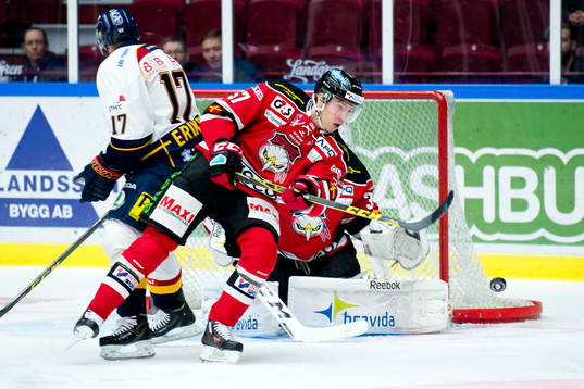 Malmö Redhawks Johan Ivarsson rensar framför målet