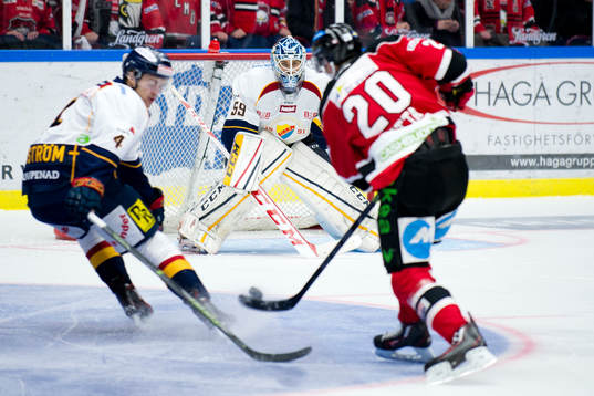 Malmö Redhawks Henrik Hetta skjuter mot Djurgårdens