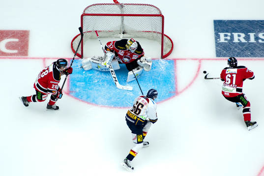 Malmö Redhawks Nicklas Jadeland rensar framför