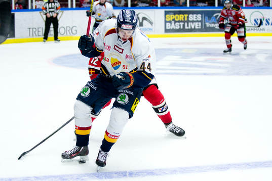 Djurgårdens Lukas Vejdemo plockar pucken med skridsko