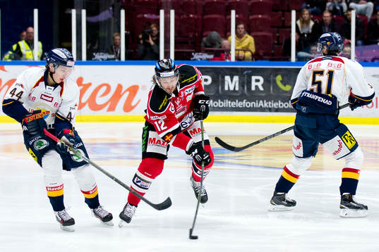 Malmö Redhawks Andreas Thuresson kommer mellan