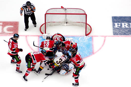 Trångt framför Malmö Redhawks  målvakt Jonas Gunnarsson