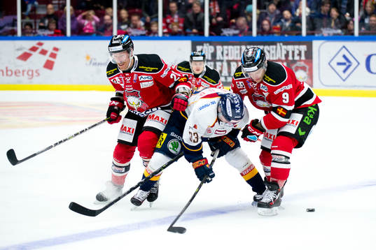 Malmö Redhawks Jens Olsson och Frederik Storm trycker