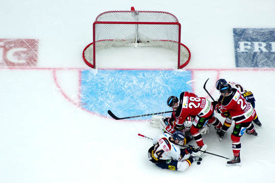 Djurgårdens Daniel Brodin framför Malmö Redhawks