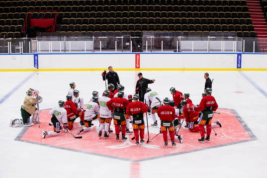 Frölunda samlat och lyssnar till tränare Roger Rönnberg