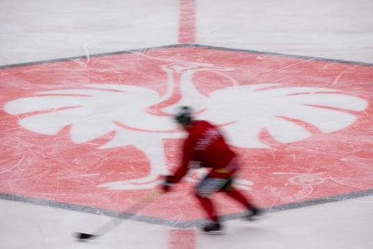 En Frölunda spelare åker förbi CHL loggan i mitten av
