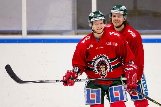 Frölundas Mats Rosseli Olsen bakom Ryan Lasch