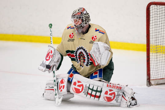 Frölundas målvakt Lars Johansson räddar en puck