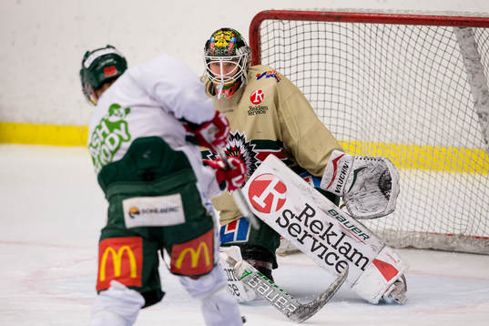 Frölundas Andreas Johnson skjuter mot målvakt Johan