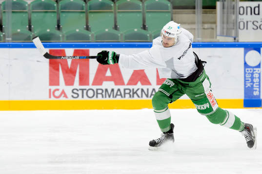 Rögles Ivan Baranka skjuter