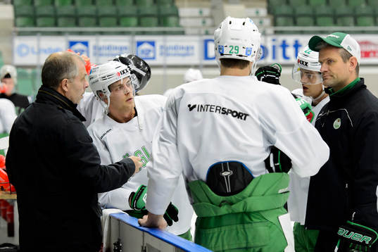 Rögles sportchef Anders Carlsson pratar med spelarna