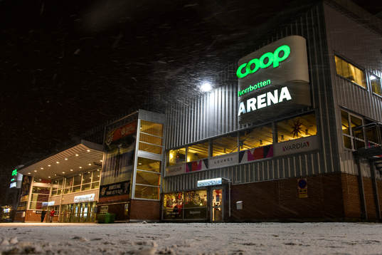 Snön faller utanför Coop Norrbotten Arena