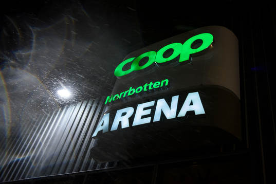 Snön faller utanför Coop Norrbotten Arena