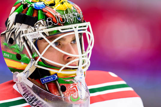 Frölundas målvakt Johan Gustafsson på uppvärmningen