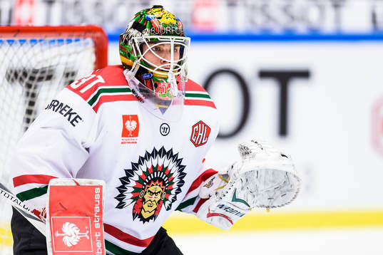 Frölundas målvakt Johan Gustafsson på uppvärmningen