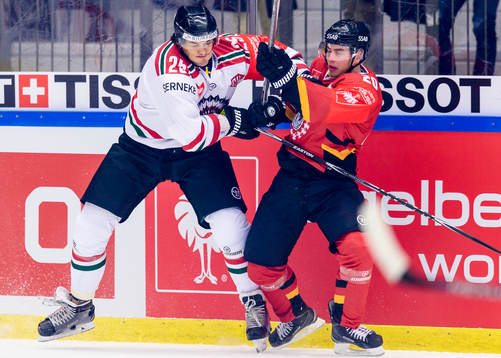 Frölundas Oliver Lauridsen tacklar Luleås Victor Ekarv