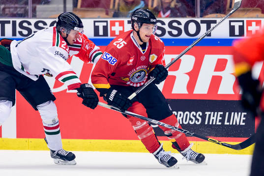 Luleås Anton Hedman jagas av Frölundas Christoffer Ehn