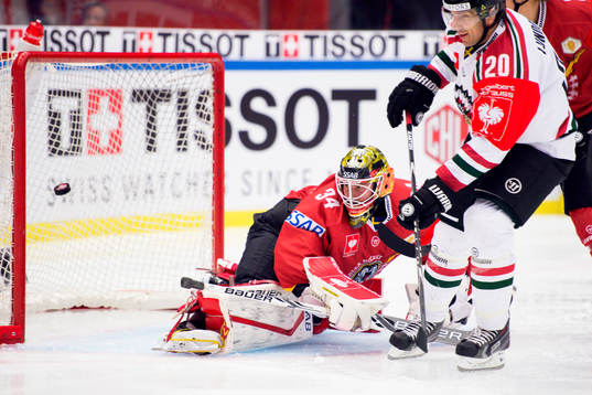 Frölundas Joel Lundqvist gör 1-1 bakom Luleås målvakt