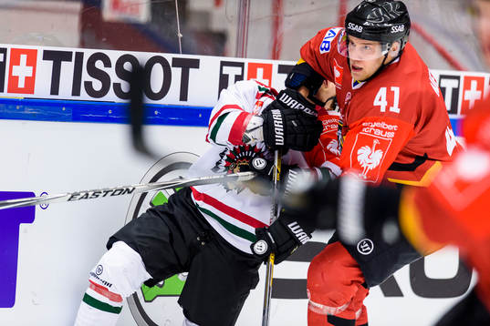 Luleås Ilari Melart stoppar Frölundas Ryan Lasch