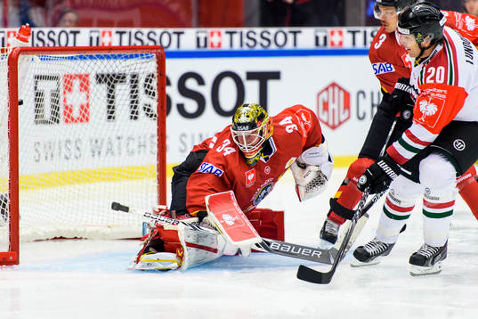 Frölundas Joel Lundqvist gör 1-1 bakom Luleås målvakt