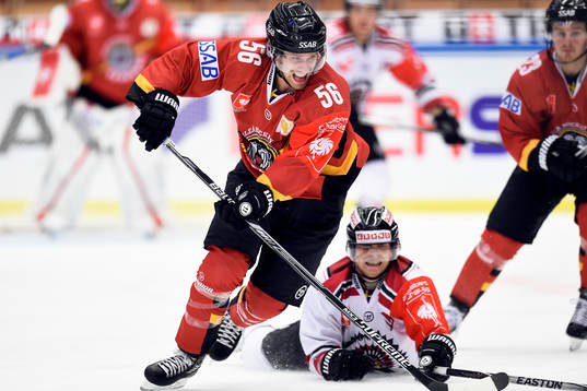 Frölundas Ryan Lasch kastar sig